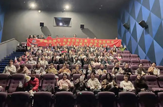 春光与你们都是这天下最好的景物，，，，，，，节日快乐！